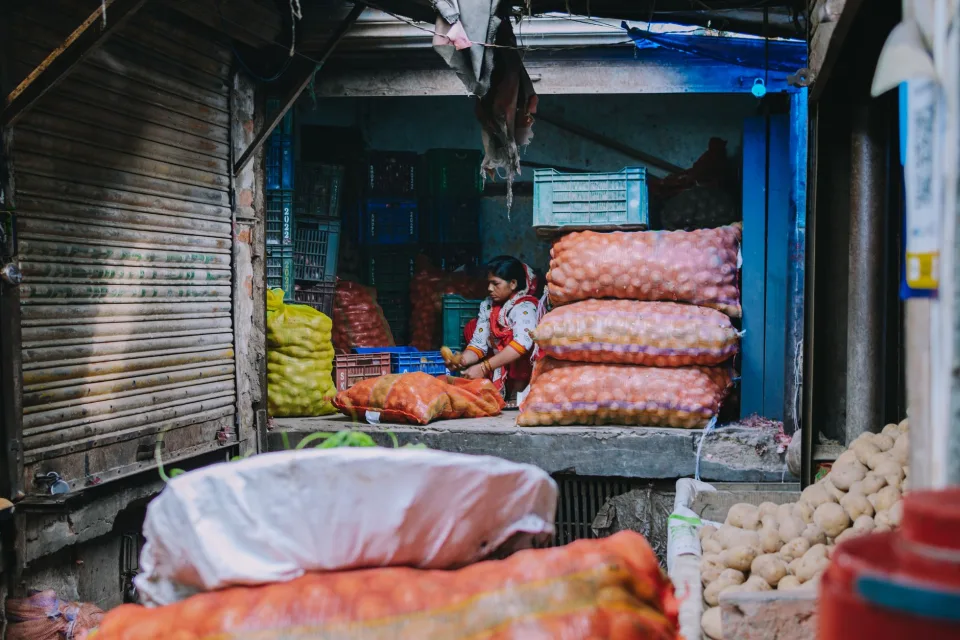 Người bán hàng tại cửa hàng